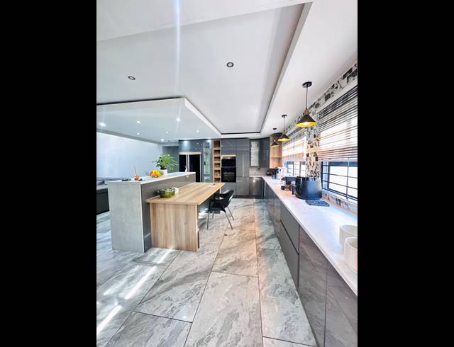 5 BEDROOM FREEHOLD FOR SALE IN ROCKDALE